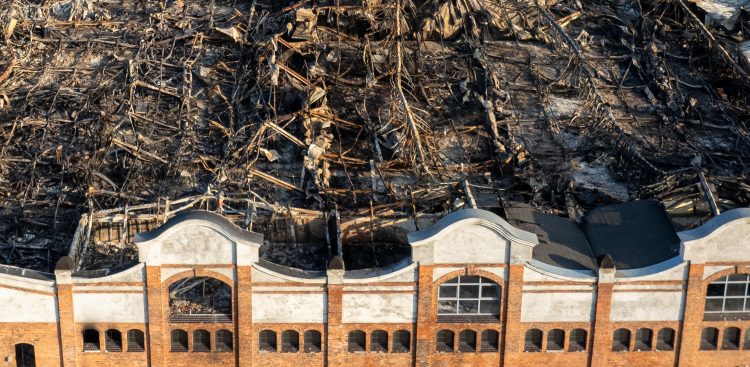 Zgliszcza strawionych ogniem w pożarze hali Zakładów Naprawczych Taboru Kolejowego w Gdańsku (fot. KFP/Paweł Marcinko)