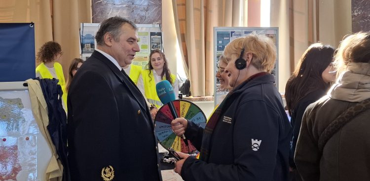 prof. dr hab. inż. kpt. ż.w. Adam Weintrit i Anna Rębas (fot. Radio Gdańsk)