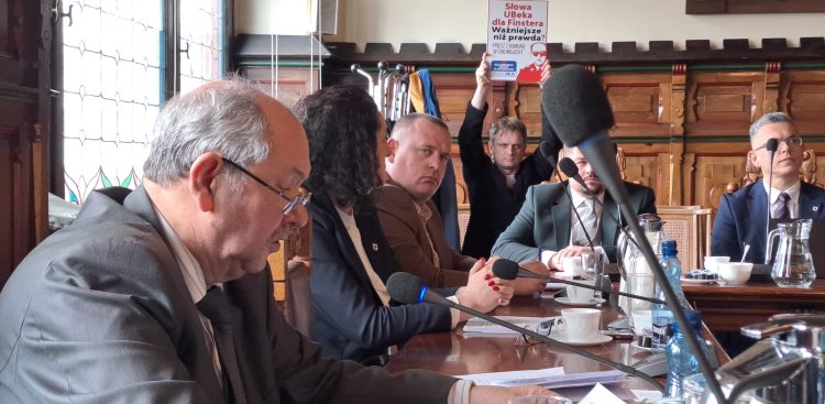 Z plakatem na sesję Rady Miejskiej Chojnic przyszedł Michał Gruchała, prezes Stowarzyszenia Chojnice - Tu Bije Moje Serce (fot. Radio Gdańsk/Maria Sowisło)