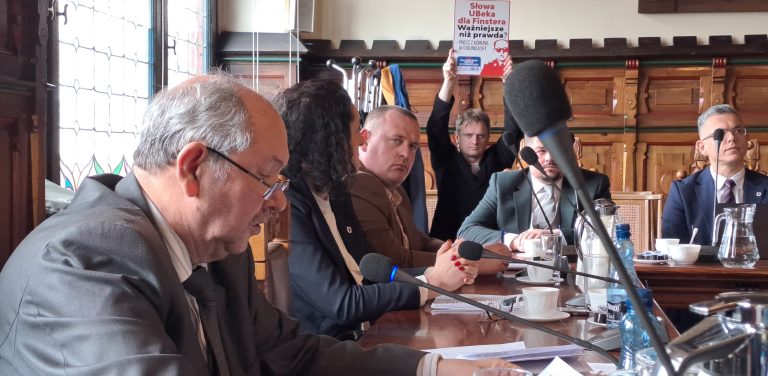 Z plakatem na sesję Rady Miejskiej Chojnic przyszedł Michał Gruchała, prezes Stowarzyszenia Chojnice - Tu Bije Moje Serce (fot. Radio Gdańsk/Maria Sowisło)