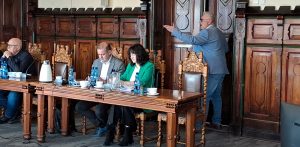 Wiceprzewodniczący Rady Miejskiej Chojnic Jan Koperski po odczytaniu otrzymanych przeprosin opuścił salę obrad (fot. Radio Gdańsk/Maria Sowisło)