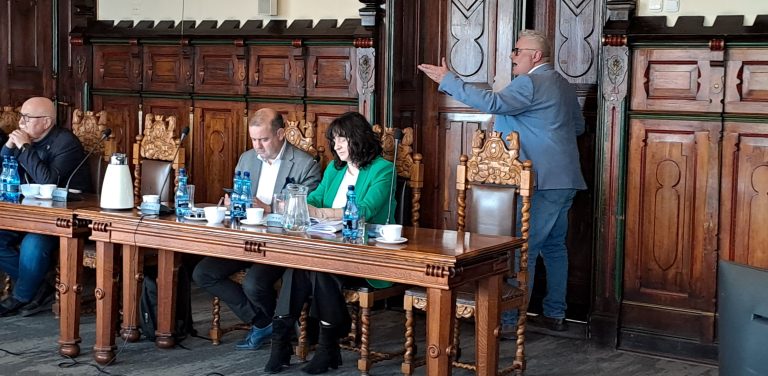 Wiceprzewodniczący Rady Miejskiej Chojnic Jan Koperski po odczytaniu otrzymanych przeprosin opuścił salę obrad (fot. Radio Gdańsk/Maria Sowisło)