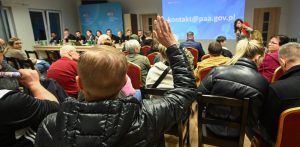 Spotkanie ekspertów Państwowej Agencji Atomistyki z mieszkańcami gminy Choczewo na temat stref planowania awaryjnego wokół elektrowni jądrowej (Fot. PAP/Andrzej Jackowski)