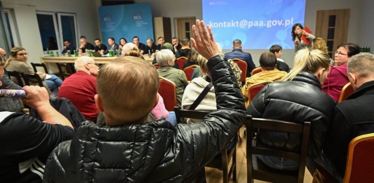 Spotkanie ekspertów Państwowej Agencji Atomistyki z mieszkańcami gminy Choczewo na temat stref planowania awaryjnego wokół elektrowni jądrowej (Fot. PAP/Andrzej Jackowski)