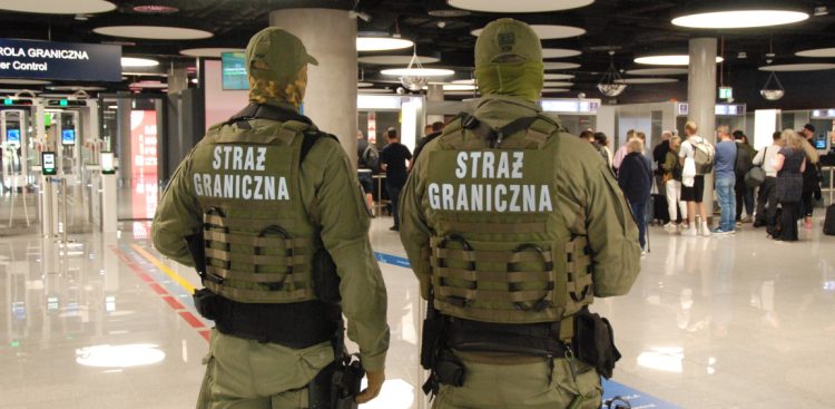 Funkcjonariusze z Zespołu Interwencji Specjalnych w Porcie Lotniczym Gdańsk (fot. MOSG)