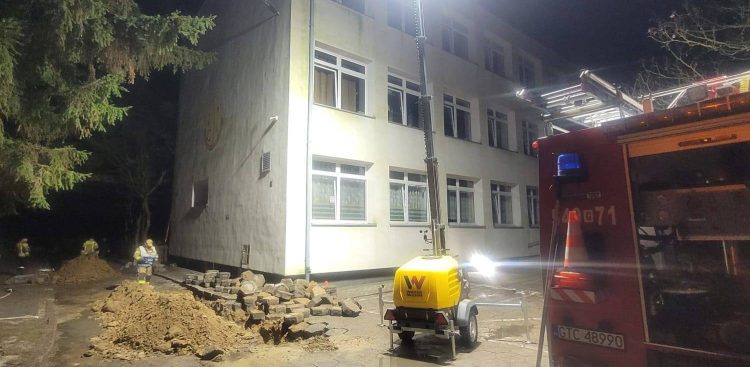 Prace przy instalacji gazowej SP nr 10 w Tczewie (fot. Facebook/Łukasz Brządkowski - Prezydent Miasta Tczewa)