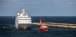 Statek wycieczkowy wpływający do gdańskiego portu (fot. KFP/Krzysztof Mystkowski)