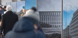 Wystawa „Gdynia wczoraj i dziś. Kadry z historii miasta i portu z perspektywy 100-lecia" (fot. Roman Jocher/IPN)