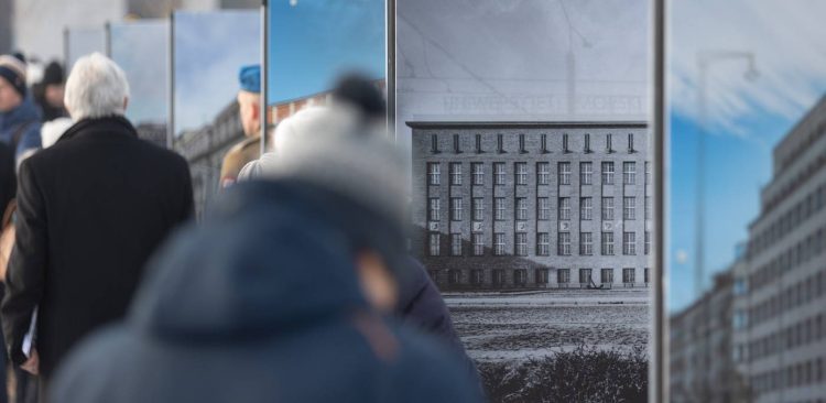 Wystawa „Gdynia wczoraj i dziś. Kadry z historii miasta i portu z perspektywy 100-lecia" (fot. Roman Jocher/IPN)