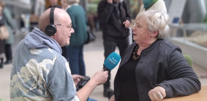 Włodek Raszkiewicz w rozmowie z kuratorką wystawy Beatą Michno (fot. Katarzyna Rosińska)