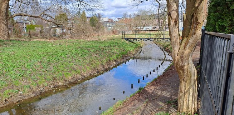Tuż przy rzece w Bytowie po budowie ronda ma powstać alternatywny dojazd do kamienic (fot. Radio Gdańsk/Maria Sowisło)