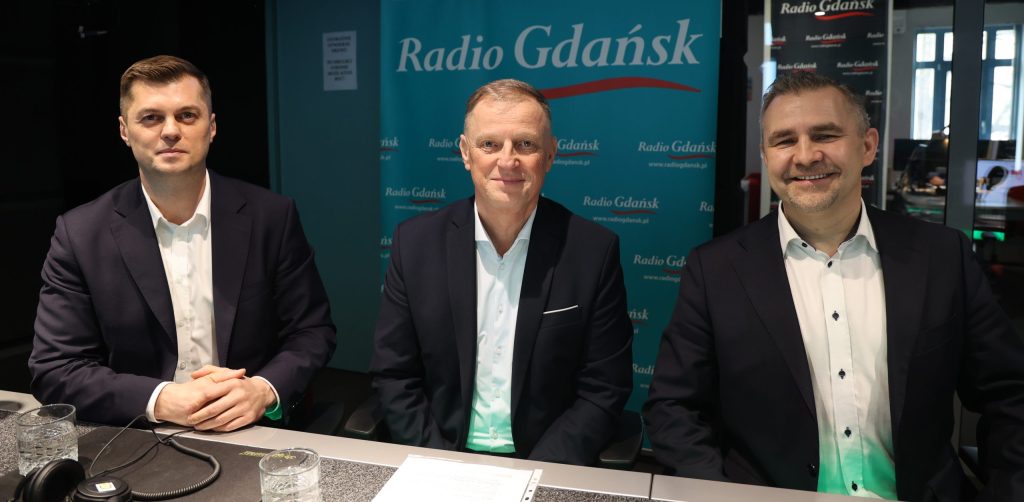 dr Jarosław Białk Starosta Pucki, Michał Pasieczny Burmistrz Rumi, Kamil Pach wiceburmistrz Władysławowa w rozmowie w Radio Gdańsk o drogach na pomorzu i Via Maris