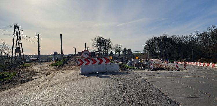 Teraz z utrudnieniami muszą mierzyć się między innymi kierowcy przejeżdżający ulicą Gdańską w Pępowie (fot. Radio Gdańsk/Sebastian Kwiatkowski)