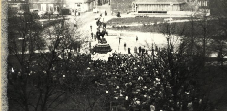 Gdańsk, 3 maja 1981 r. Przed pomnikiem Jana III Sobieskiego zebrały się delegacje NSZZ "Solidarność" (fot. gdansk.ipn.gov.pl)