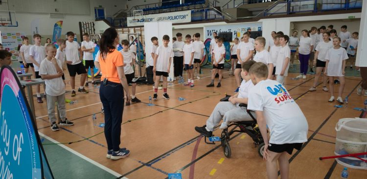 Alternatywne lekcje WF z Moniką Pyrek w Szemudzie (fot. Radio Gdańsk/Robert Groth)