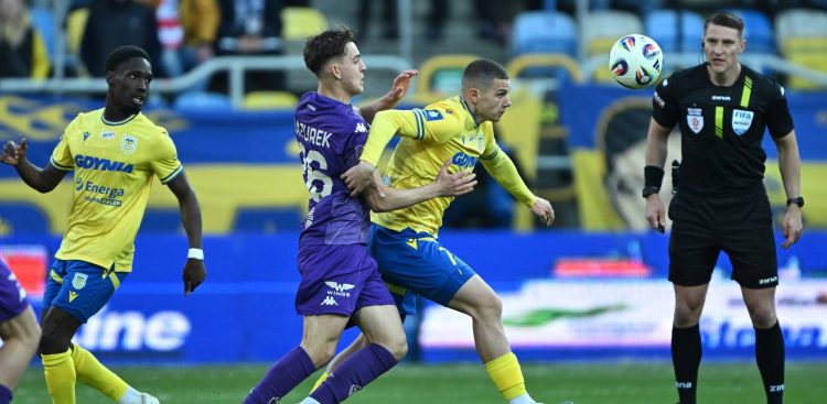 Piłkarz Arki Gdynia Oskar Kubiak (C-P) i Bartosz Mazurek (C-L) z Jagiellonii Białystok podczas meczu 29. kolejki Ekstraklasy. Gdynia, 19.04.202 r. (fot. PAP/Adam Warżawa)