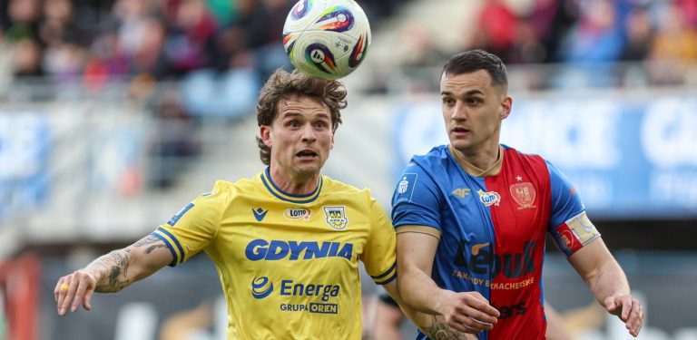 Piłkarz Piasta Gliwice Patryk Dziczek (P) i Serafin Szota (L) z Arki Gdynia podczas meczu 30. kolejki Ekstraklasy. Gliwice, 27.04.2026 r. (fot. PAP/Art Service)