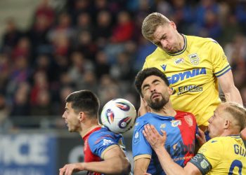 Piłkarze Piasta Gliwice Herman Barkouski (L) i Juande Rivas (2L) oraz Vladislavs Gutkovskis (2P) i Dawid Gojny (P) z Arki Gdynia podczas meczu 30. kolejki Ekstraklasy. Gliwice, 27.04.2026 r. (fot. PAP/Art Service)