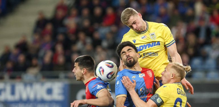 Piłkarze Piasta Gliwice Herman Barkouski (L) i Juande Rivas (2L) oraz Vladislavs Gutkovskis (2P) i Dawid Gojny (P) z Arki Gdynia podczas meczu 30. kolejki Ekstraklasy. Gliwice, 27.04.2026 r. (fot. PAP/Art Service)