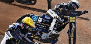 Bartosz Zmarzlik (kask biały) i Martin Vaculik (kask żółty) podczas żużlowych mistrzostw Polski par klubowych w Gdańsku, 04.04.2026 r. (fot. PAP/Adam Warżawa)