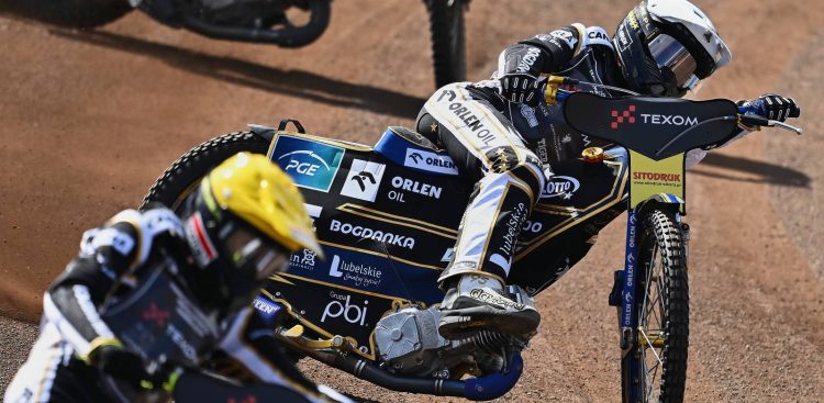 Bartosz Zmarzlik (kask biały) i Martin Vaculik (kask żółty) podczas żużlowych mistrzostw Polski par klubowych w Gdańsku, 04.04.2026 r. (fot. PAP/Adam Warżawa)