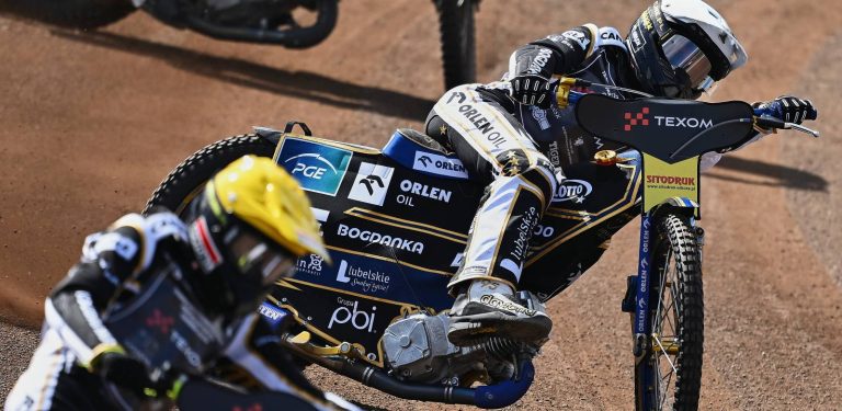 Bartosz Zmarzlik (kask biały) i Martin Vaculik (kask żółty) podczas żużlowych mistrzostw Polski par klubowych w Gdańsku, 04.04.2026 r. (fot. PAP/Adam Warżawa)