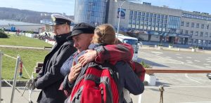 "Dar Młodzieży" wyrusza w rejs do USA. Młoda załoga wchodzi na pokład, 11.04.2026 r. (fot. Radio Gdańsk/Anna Rębas)