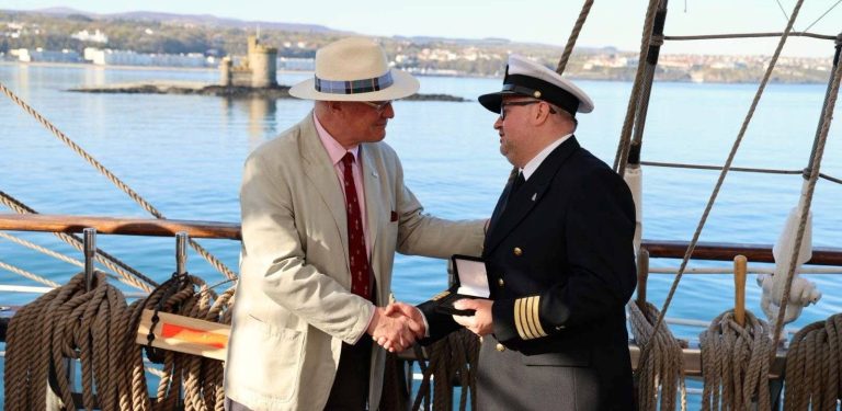 Uroczysty postój Daru Młodzieży w porcie Douglas na Wyspie Man (fot. Piotr Kwieciński i Karolina Marek)