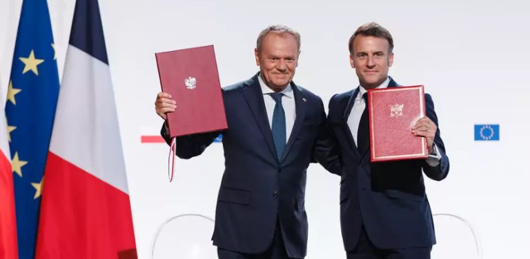 Prezydent Emmanuel Macron i premier Donald Tusk w Nancy po podpisaniu polsko-francuskiego Traktatu o wzmocnionej współpracy i przyjaźni (fot. Kancelaria Prezesa Rady Ministrów)