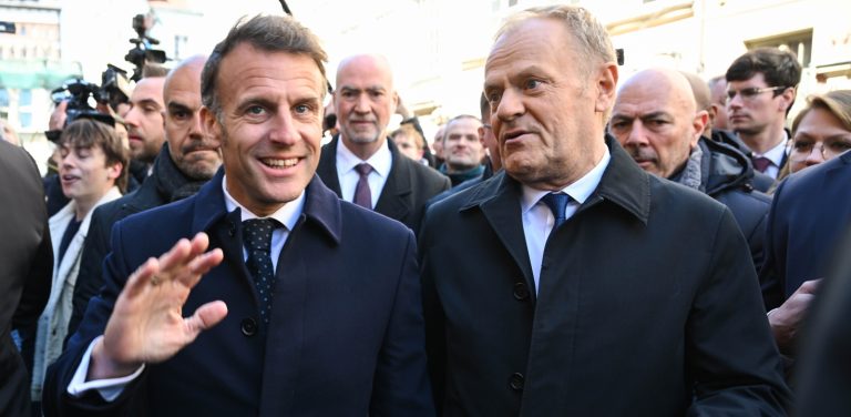 Prezydent Francji Emmanuel Macron i premier Polski Donald Tusk (P-fr i (L-front) podczas powitania w Gdańsku, 20 bm. Politycy wezmą udział w I Polsko-Francuskim Szczycie Międzyrządowym. Spotkanie realizuje postanowienia Traktatu o wzmocnionej współpracy i przyjaźni między Polską a Francją, podpisanego 9 maja 2025 r. w Nancy. Rozmowy będą dotyczyć m.in. relacji dwustronnych Polski i Francji, wyzwań dla bezpieczeństwa w Europie, a także relacji sojuszniczych i transatlantyckich. 20 kwietnia jest Dniem Przyjaźni Polsko-Francuskiej.