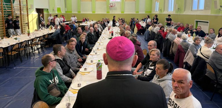 Kolacja Wielkanocna Caritas w Słupsku (fot. Radio Gdańsk/Łukasz Kosik)