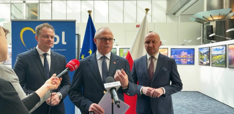 Konferencja prasowa: Jacek Protas – poseł do Parlamentu Europejskiego, Łukasz Prokorym – marszałek województwa podlaskiego, Marcin Kuchciński – marszałek województwa warmińsko-mazurskiego (fot. Grupa EPL w Parlamencie Europejskim)