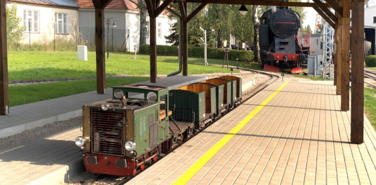 Kościerska kolej lilipucia "Romek" w Muzeum Kolejnictwa w Kościerzynie (fot. Wikimedia Commons/Topory)