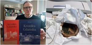 Dr Leszek Molendowski prezentuje "Kronikę Gdańska". Po prawej: średniowieczna pieczęć papierowo-woskowa z Archiwum Państwowego w Gdańsku (fot. Radio Gdańsk / Marzena Bakowska)
