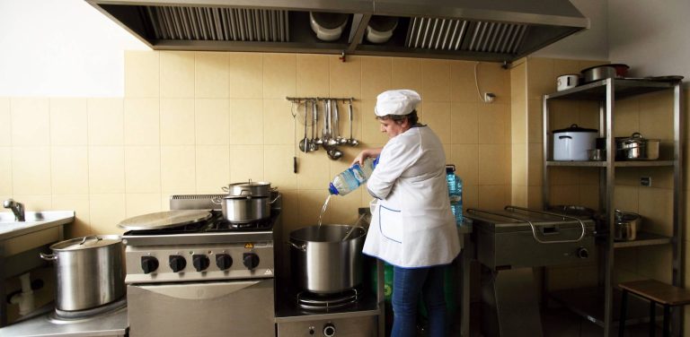 Zdjęcie archiwalne. Kuchnia w szkole podstawowej w Trzepowie koło Przywidza. 14.01.2015 r. (fot. Krzysztof Mystkowski / KFP)