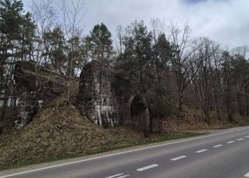 Jeden ze zniszczonych wiaduktów kolejowych, w miejscowości Kostroga, który zgodnie z planem zostałby odbudowany na potrzeby trasy rowerowej (fot. Radio Gdańsk/Przemysław Woś)