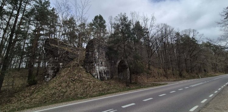 Jeden ze zniszczonych wiaduktów kolejowych, w miejscowości Kostroga, który zgodnie z planem zostałby odbudowany na potrzeby trasy rowerowej (fot. Radio Gdańsk/Przemysław Woś)