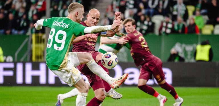 Zawodnik Lechii Gdańsk Tomas Bobcek (L) i Jakub Czerwiński (P) z Piasta Gliwice podczas meczu piłkarskiej Ekstraklasy. Gdańsk, 20.04.2026 r. (PAP/Marcin Gadomski)