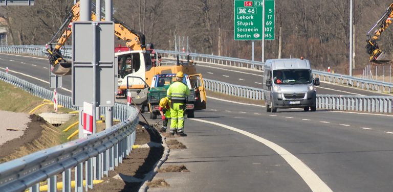Montowanie barier na trasie S6 w pobliżu Lęborka (fot. Radio Gdańsk/Łukasz Kosik)