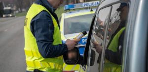 Badanie alkomatem (fot. Pomorska Policja)