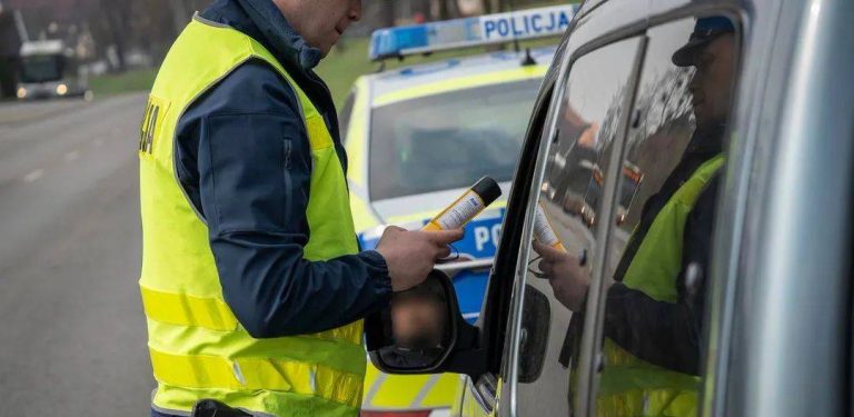 Badanie alkomatem (fot. Pomorska Policja)