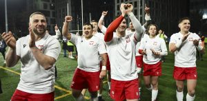 Zawodnicy reprezentacji Polski cieszą się po wygranym meczu Rugby Europe Trophy ze Szwecją. Gdynia, 11.04.2026 r. (fot. PAP/Adam Warżawa)
