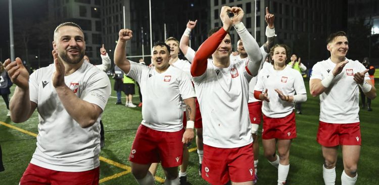 Pierwszy od lewej - Piotr Zeszutek. Zawodnicy reprezentacji Polski cieszą się po wygranym meczu Rugby Europe Trophy ze Szwecją. Gdynia, 11.04.2026 r. (fot. PAP/Adam Warżawa)