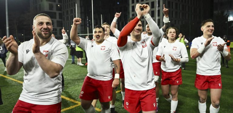Pierwszy od lewej - Piotr Zeszutek. Zawodnicy reprezentacji Polski cieszą się po wygranym meczu Rugby Europe Trophy ze Szwecją. Gdynia, 11.04.2026 r. (fot. PAP/Adam Warżawa)