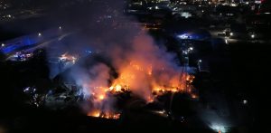 Pożar składu makulatury w Gdyni, 22.04.2026 r. (fot. mł. asp. Dawid Westrych / KW PSP w Gdańsku)