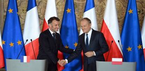 Premier Donald Tusk (P) i prezydent Francji Emmanuel Macron (L) podczas konferencji prasowej w Dworze Artusa w Gdańsku, 20.04.2026 r. (fot. PAP/Adam Warżawa)
