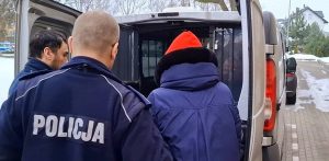 Matka miała nie reagować, gdy jej partner znęcał się nad jej 1,5-roczną córką (fot. KPP w Lęborku)