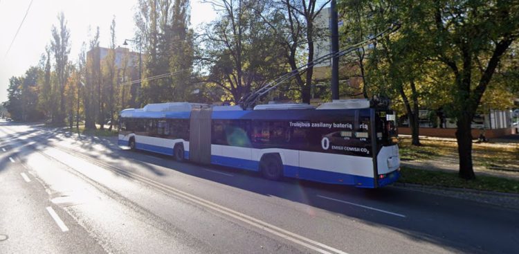 Trolejbus na Alei Niepodległości w Sopocie (fot. Google Street View)