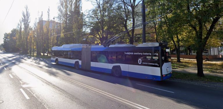 Trolejbus na Alei Niepodległości w Sopocie (fot. Google Street View)
