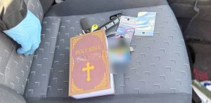 Atrapa Pisma Świętego, w której znajdowały się narkotyki (fot. KPP w Wejherowie)